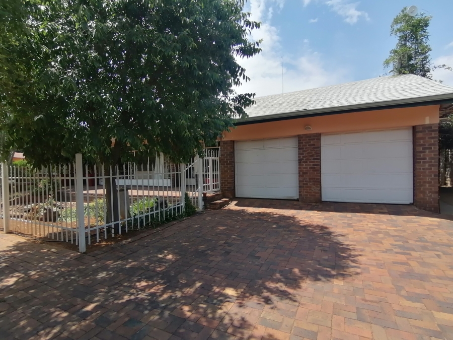 4 Bedroom Property for Sale in Wilkoppies North West